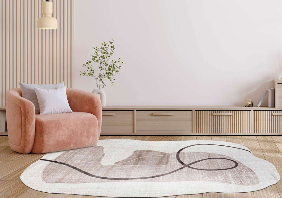Nowoczesne wnętrze salonu z jasnym, abstrakcyjnym dywanem w organiczne kształty w odcieniach beżu i brązu, pudrowy fotel oraz minimalistyczna zabudowa ściany