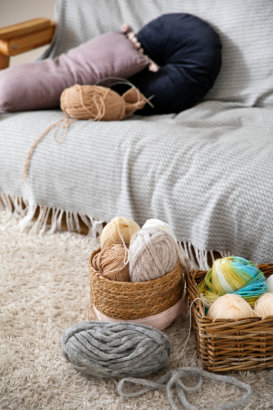 Przewodnik po materiałach na dywany: wełna, wiskoza, polipropylen, akryl i inne. Co wybrać?