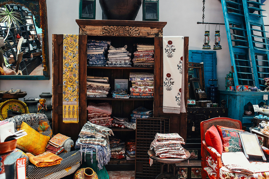 Klimatyczne wnętrze z bogato wzorzystymi tekstyliami i orientalnymi dodatkami, pełne kolorów i detali