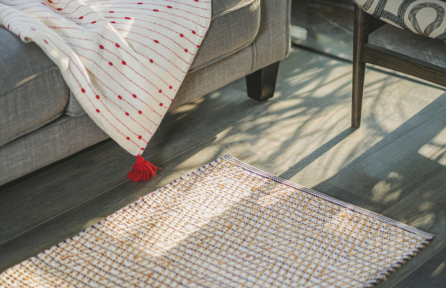 Metamorfoza podłogi bez remontu: Jak dywanem ukryć zniszczone panele lub brzydkie kafelki w wynajmowanym mieszkaniu?